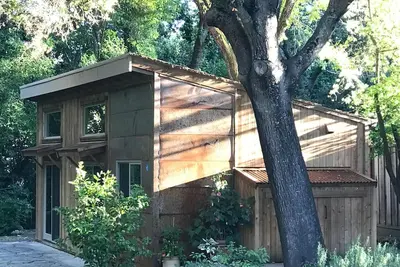 Image de Cottage contemporain rustique dans un cadre calme (près du centre-ville)