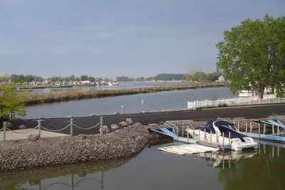 Image de #A - Bord de l'eau de construction plus récente avec quai et patio fabuleux (8 personnes)