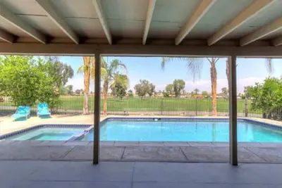 Image de Un \"golfeurs Oasis\" Double Fairway Façade Dans un parc cadre Piscine / Spa
