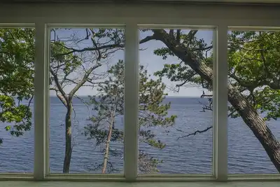 Image de Windows sur l'océan: Penobscot Bay contemporain