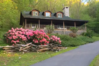Image de HeathBrooke Cabin: confort décontracté au cœur du High Country près de Boone