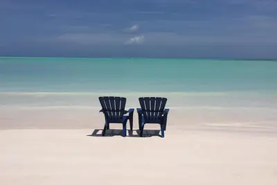 Image de Etape de votre véranda directement sur le sable blanc et eau cristalline.