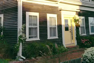 Image de Front de mer! 3 chambres situé dans le quartier calme de l’est de Provincetown.