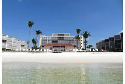 Image de Directement Sur La Plage! 2 chambres / 2 salles de bain complètes - entièrement rénové! !