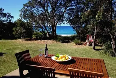 Image de Absolute Beachfront à Mollymook Beach - Accès direct à la plage! Wifi Gratuit