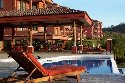 Image de Idéalement situé près de la nouvelle belle piscine de condo. Enregistrement facile sans frais d'établissement