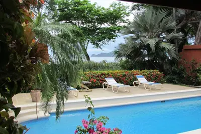 Image de Maison au bord de la plage avec jardins tropicaux