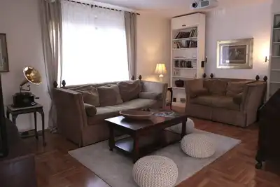 Charmante maison avec une grande terrasse à deux miles du centre-ville
