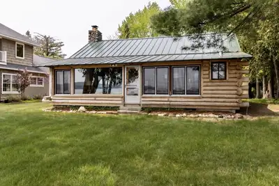 Image de Up North Style Log Cottage avec secteur riverain privé du lac Leelanau-Book pour l'été 2019