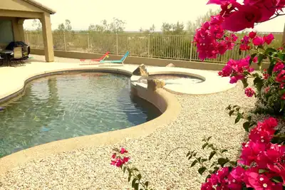Image de Oasis du désert calme et relaxante. . . proche de l'action que vous recherchez