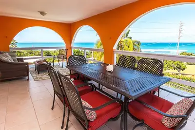 Image de Piscine, vue panoramique sur l'océan et 5 minutes à pied de la plage!