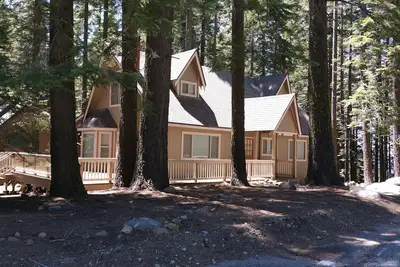 Image de Cabines à Pinecrest Ouvert Juin Juillet Août! Marchez jusqu'au lac Pinecrest!