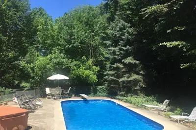 Image de Grande maison familiale avec piscine privée et jacuzzi sur terrain très boisé
