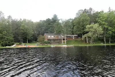 Image de Lodge ISOLÉ Avec L'Un Des Plus Grands Lacs PRIVÉS En Stock Du Michigan