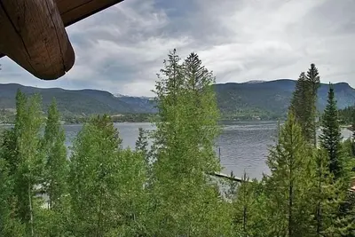 Image de ** Lakefront ** Spa privé, situé directement sur le lac Grand, quai pour bateaux