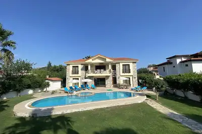 Image de Quatre chambres privées Premier Villa en privé Walled Gardens et grande piscine \/ Jac