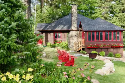 Image de Snowshoe Cottage & Boathouse Ă droite sur Mirror Lake