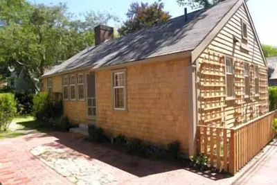 Image de 'Cottage de Charme' en ville hors-rue, Un emplacement parfait! ! !