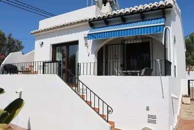 Image de Villa individuelle, à distance de marche de la ville, piscine commune et tennis