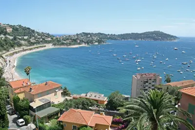 Image de Vues panoramiques sur la mer depuis le balcon et le salon. Plage à 400 m à pied.