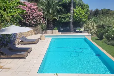 Image de Villa  Au Calme Avec Piscine De 11 Metres  A Debordement Et Vue Panoramique.