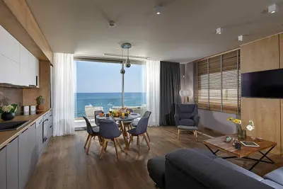 Image de Nouveau appartement en bord de mer, familial, calme et central avec piscine à débordement