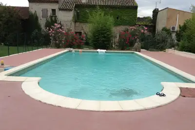 Image de Studio avec piscine en Provence, adapté Pmr