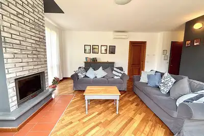 Image de Appartement spacieux et accueillant au rez-de-chaussée avec jardin privé