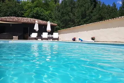 Image de Gite avec piscine privée située dans la forêt