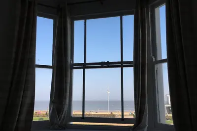 Image de Moray Seaview est un appartement sur la plage de la côte du Suffolk avec une vue imprenable sur la mer