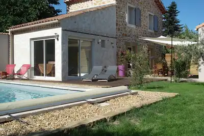 Image de Mazet en pierre Piscine et Climatisation