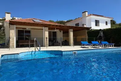 Image de Villa avec piscine privative, internet haut débit et jardin arboré
