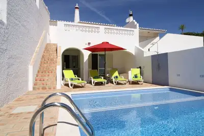 Super villa familiale - piscine privée, à pied de village et à la plage