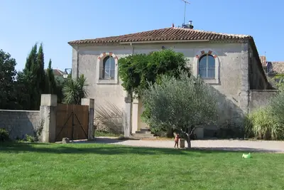 Image de Vignoble en pierre du XIXe siècle avec piscine