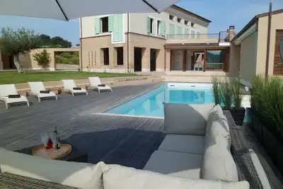 Image de Villa avec terrain privé, piscine privée et vue panoramique, à proximité des plages