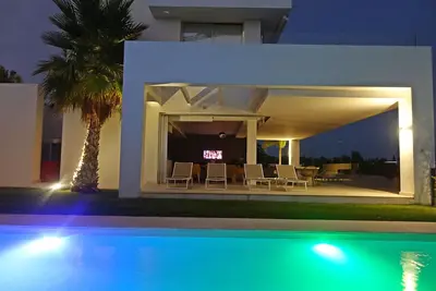 Image de Superbe 4 chambres 3. 5 salles de bains villa avec piscine privée (chauffée) près de la plage