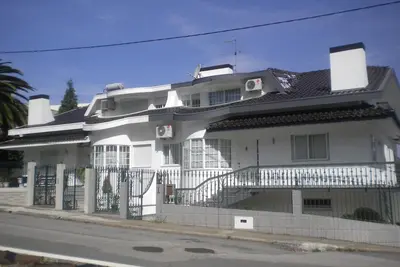 Image de Maison Blanche avec un appartement de 95 mètres avec piscine, terrasse et barbecue.