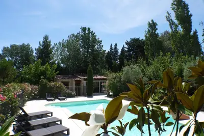 Image de Maison avec jardin, quartier résidentiel, calme, tranquilité et confort.