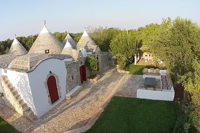 Trullo Della Rosa a publié 2 livres, 10x5mt. Piscine D'Eau SALÉE, 2 hectares d'oliviers