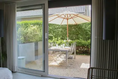 Image de Studio de vacances design, proche de la mer avec jardin privé et parking