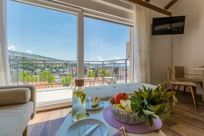 Appartement neuf avec vue mer au centre!