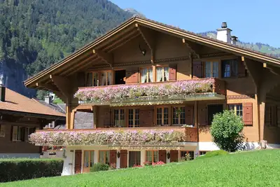 Détendez-vous dans la vallée de 72 cascades, au cœur de la région de la Jungfrau
