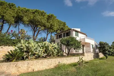 Image de Sicile à son meilleur: Belle villa avec piscine, près de la plage de sable