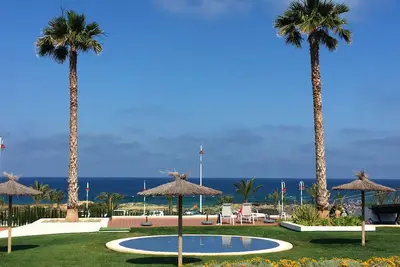 Appartement de plage avec terrasse, jardin et vue sur la mer