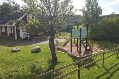 Image de Près de Katthult et Vimmerby. Eig. Aire de jeux, super endroit, près du lac