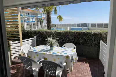 Image de Appartement front de mer avec piscine, parking dans residence standing