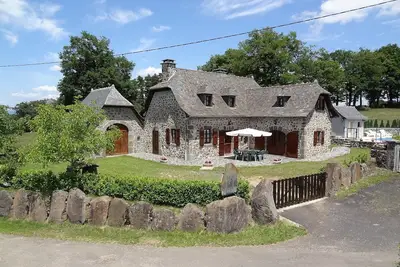 Image de Gîte rural avec piscine privée chauffée, pêche à la truite, terrain de boules.