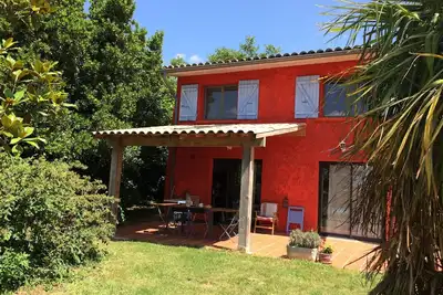 Image de maison avec piscine sur les collines du lauragais.