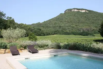 Image de Mas de charme au bord de la rivière avec roulotte, piscine privée sur 7000 m2