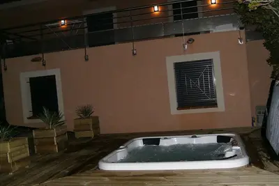 Image de Villa  Avec Jacuzzi Et Son  Studio. Pour 10 Personnes Proche Mer.